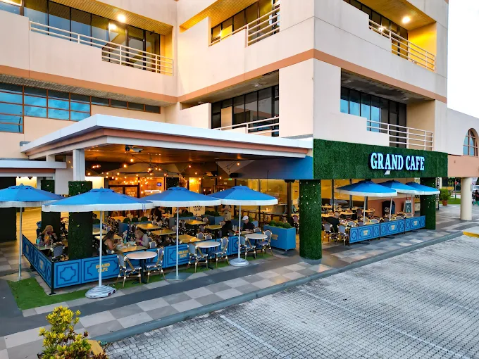 Grand Cafe Hollywood kosher restaurant outdoor patio